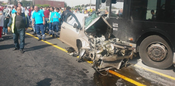 Metrobüs yolunda feci kaza