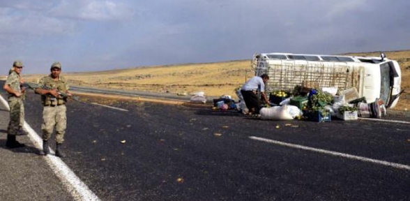 Minibüs devrildi 17 yaralı