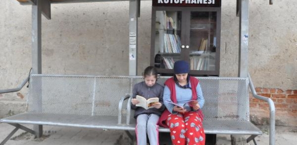Minibüs durağına kitaplık yaptı 
