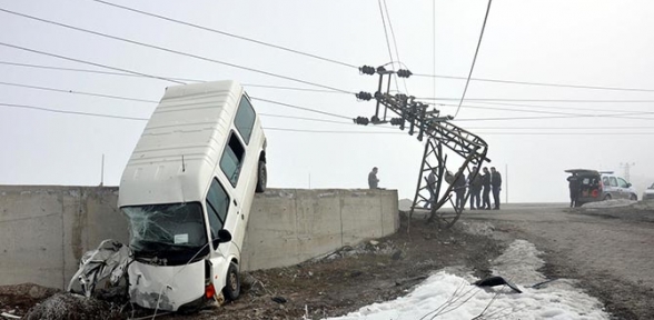 Minibüs yüksek atladı 2 ölü