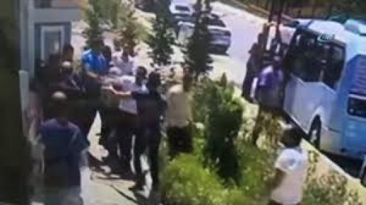 Minibüsçülerin silahlı çatışması kamerada