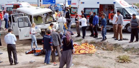 Minibüsle kamyon çarpıştı. 3 ölü
