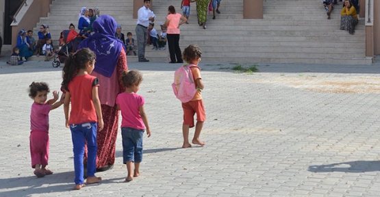 Minik Kudret okula yalın ayak başladı