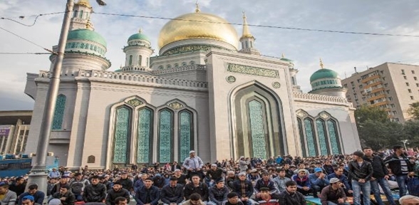 Moskova Merkez Camii bayram namazı için Moskovalı Müslümanlara yetmedi