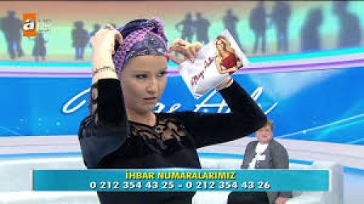 MÜGE ANLI CANLI YAYINDA EŞARP TAKTI 