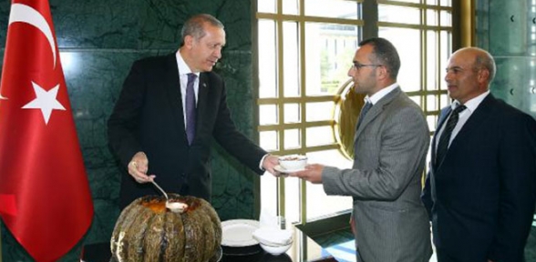 Muhtarlara aşure servisi yaptı