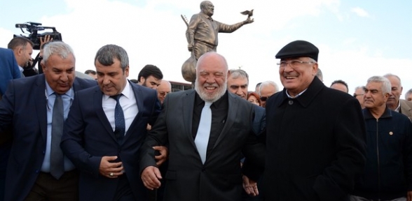Musa Eroğlu Barış heykeli dikildi