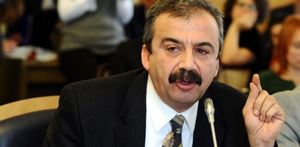 O anahtar Öcalan ın çalışma masasının üzerinde durmaktadır