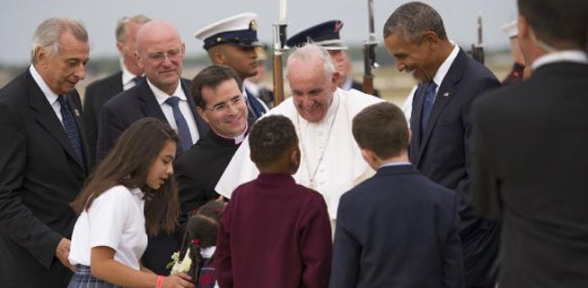 Obama Papa yı havalimanında karşıladı