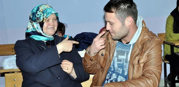 Oğlu İçin İşaret Dili Öğreniyor