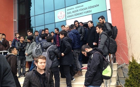 Öğrenci yurdunu süre vermeden kapattılar öğrenciler dışarda kaldı