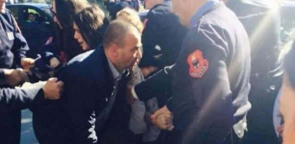 Öğrencilerden Başbakan a yumurtalı saldırı