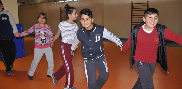 Öğrencilerden engelli yaşıtlarına destek