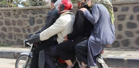 Onlar ölüme meydan okudu trafik polisi seyretti