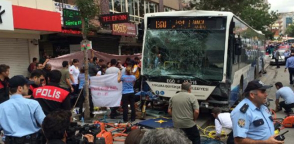 Otobüs durağa daldı. Çok sayıda ölü var