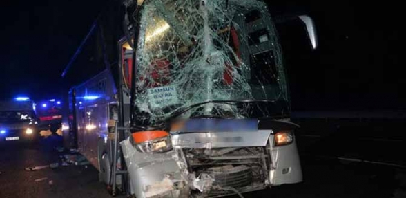 Otobüs TIR a çarptı 10 yaralı
