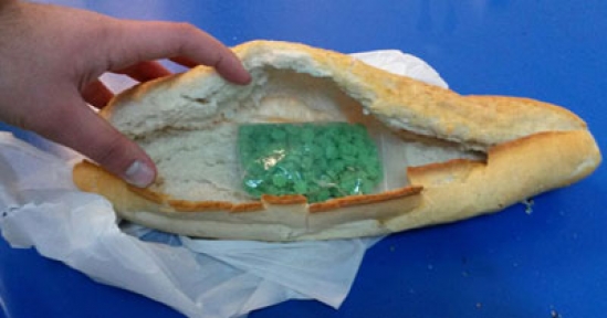 Otogarda ekmek arasında uyuşturucu hap