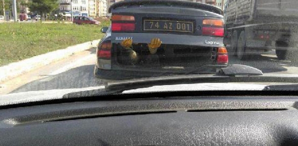 Otomobil bagajında işçi taşıyan şoföre soruşturma