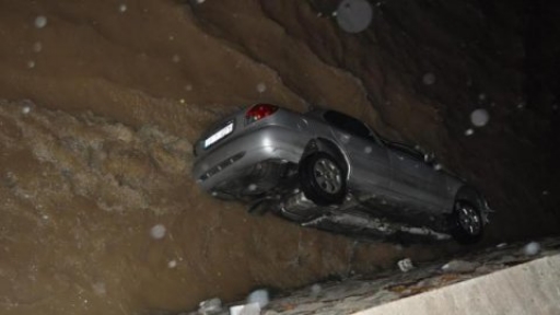 Otomobil su kanalına düştü 1 yaralı