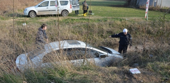 Otomobil Sulama Kanalına Uçtu 