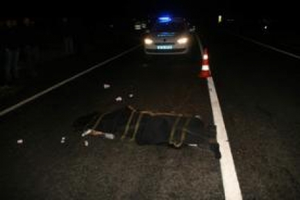 Otomobilin çarptığı kadın hayatını kaybetti