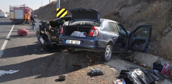 Otomobiller çarpıştı. 2 ölü 7 yaralı