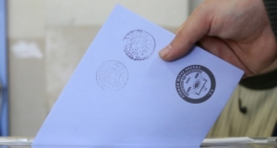 Oy pusulalarını evde mühürleyip getirdi