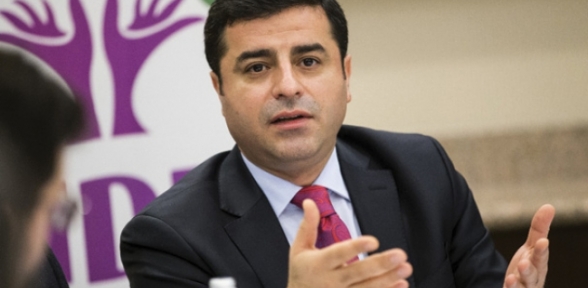 Parlamento fiili olarak kapatılmış durumda