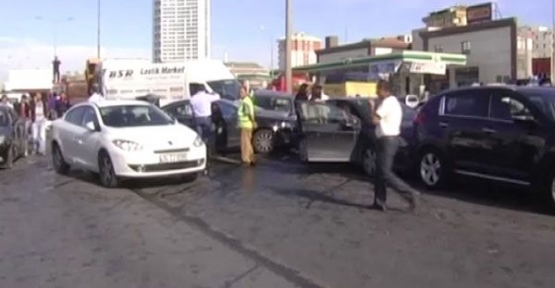 Pendik D 100 Karayolunda zincirleme kaza