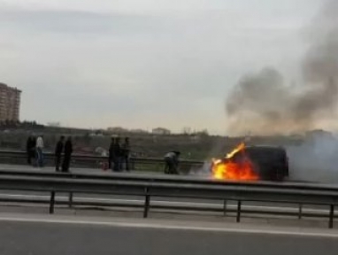 Pendikte yanan otomobile oksijen tüplü müdahale
