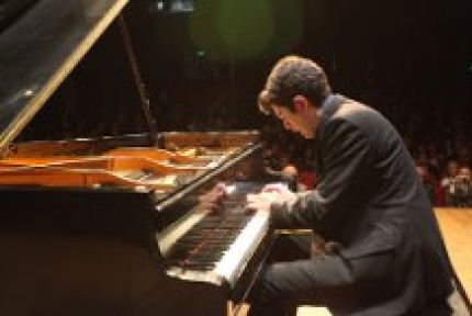 Piyanist Utku Asan Kartallıları kendine hayran bıraktı