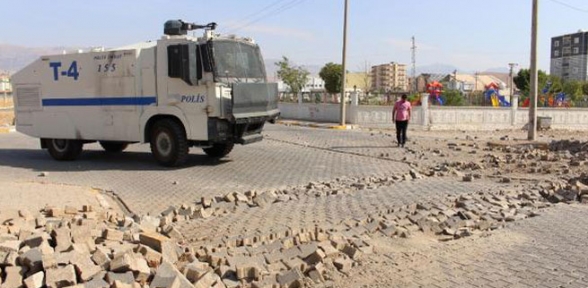 PKK lı teröristler hastane yolunda bomba patlattı