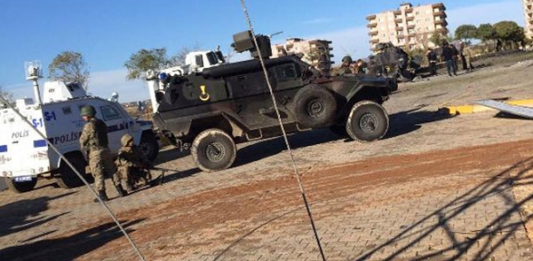 Polis aracının geçişi sırasında patlama. 1 işçi öldü