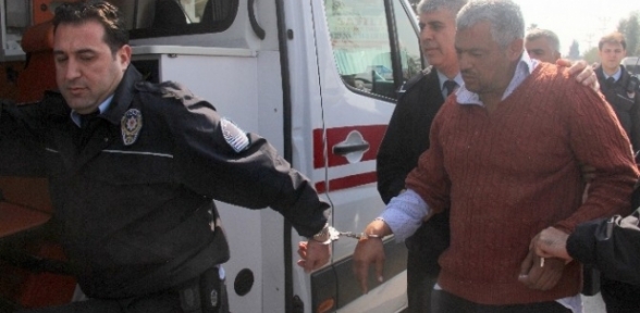 Polis İntihara Teşebbüs Eden Şahsı Kendine Kelepçeledi