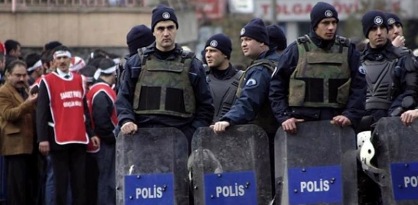 Polise darbe Binlerce polis açığa alındı
