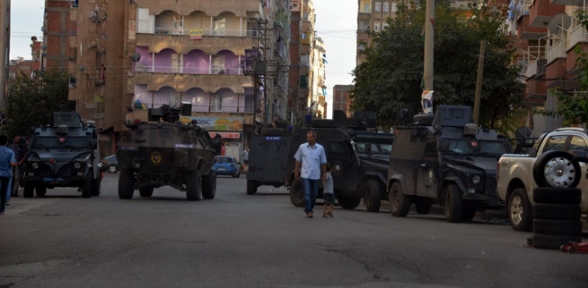 Polisin baskın düzenlediği evden ateş açıldı. 1 kadın öldü