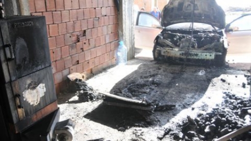 Rizede 3 ev 2 depo 6 araç ateşe verildi