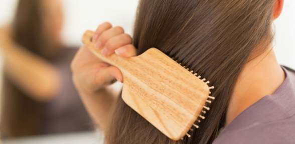Saç tararken görülen omuz ağrısına dikkat