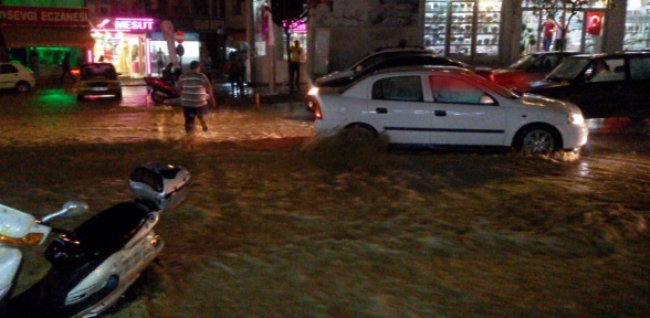 Sağanak yağış sele neden oldu