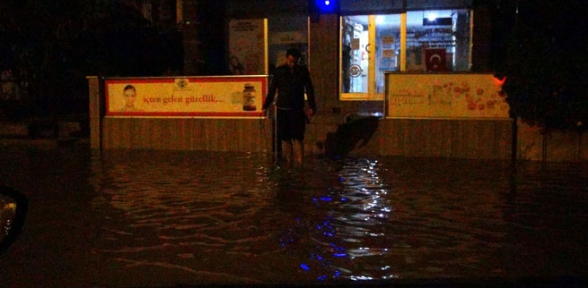 Sağanak yağış su baskınlarına neden oldu