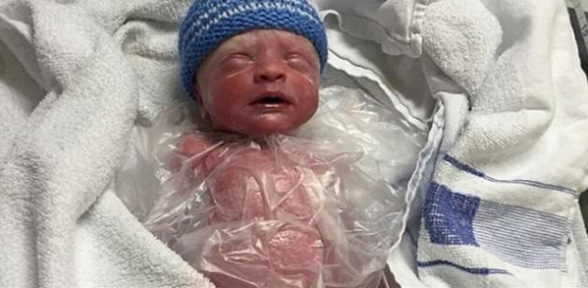 Sandviç poşeti sayesinde yaşıyor