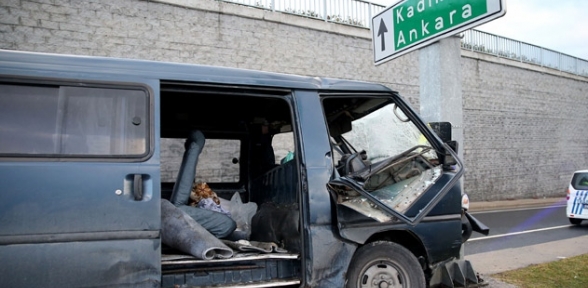 Sarıyer de minibüs ıslak zeminde kaydı 6 yaralı