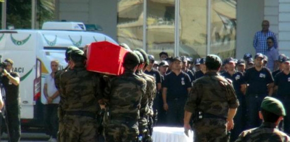 Şehidin tabutunu özel harekat polisleri taşıdı