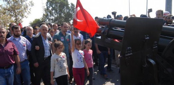 Şehit babasının arkasından bayrakla yürüdü