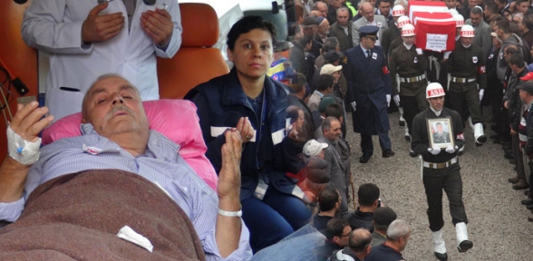 Şehit oğluna ambulansın içinde veda etti