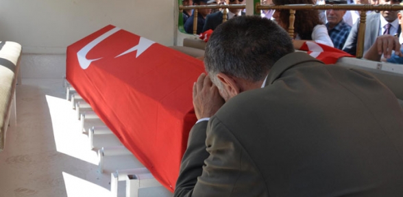 Şehit polis babasını üzmemek için gerçeği saklamış