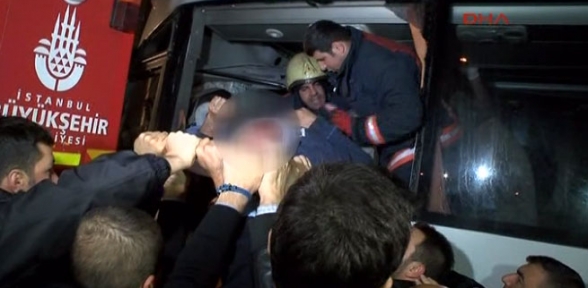 Servis minibüsü TIR a çarptı çok sayıda yaralı var