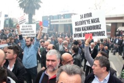 Servis Şoförleri E5i Trafiğe Kapattı