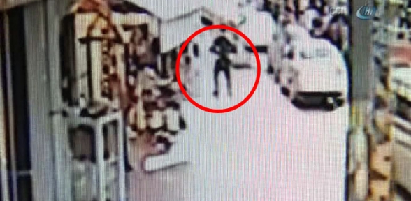 Sevgilisine kızdı sokak ortasında cinsel organını kesti