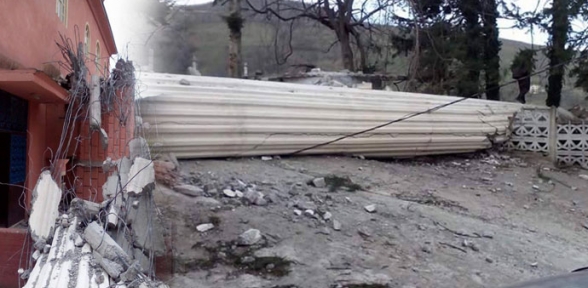 Şiddetli rüzgar 57 metrelik minareyi yıktı